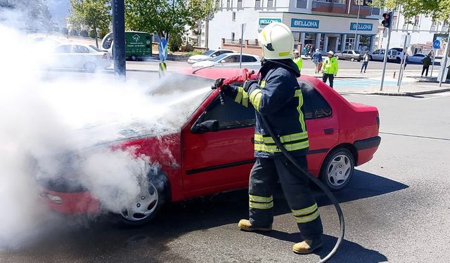 Kahramanmaraş’ta seyir halindeki otomobil alev aldı