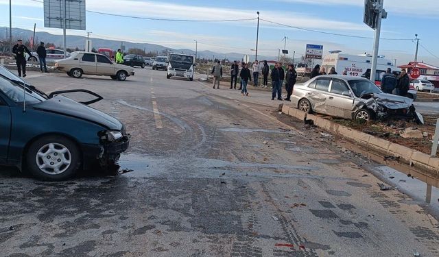 Afşin’de iki otomobil çarpıştı: 2 yaralı