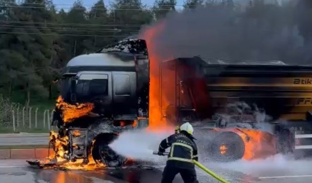Kahramanmaraş’ta seyir halinde olan tır alev topuna döndü