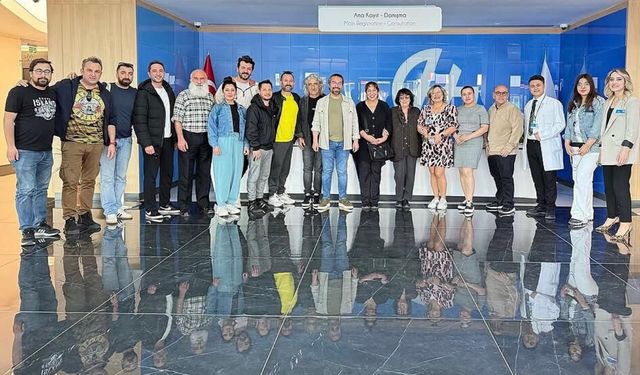 Melek Baykal ve Tiyatro Ekibi, HG Hospital’ı Ziyaret Etti