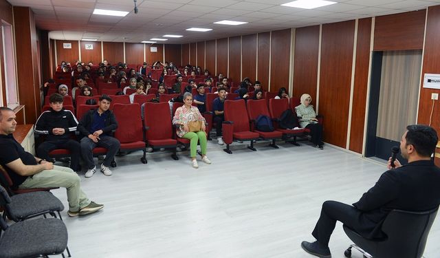 Şiir ve Edebiyat Günleri Liselerde!