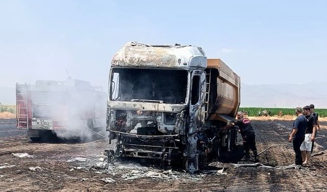 Türkoğlu’da tır demir yığınına döndü