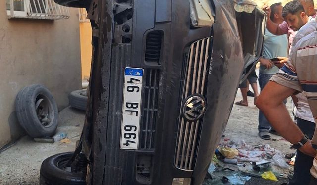 Kahramanmaraş’ta otomobil apartman boşluğuna düştü