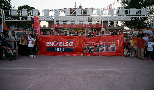 Down Sendromlu Çocuklar fuarının Renkleri Oldu