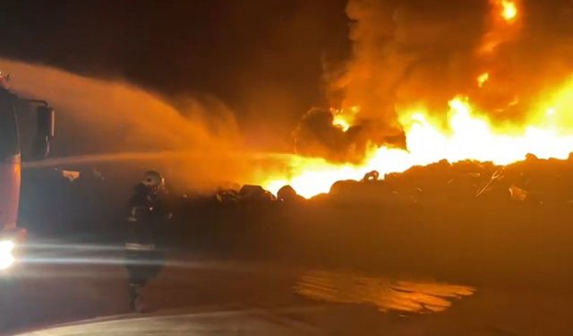 Elbistan’da hurda lastik yangını geceyi gündüze çevirdi