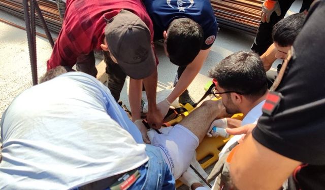 Vinçten kayan demir çubuk hayalarına saplandı