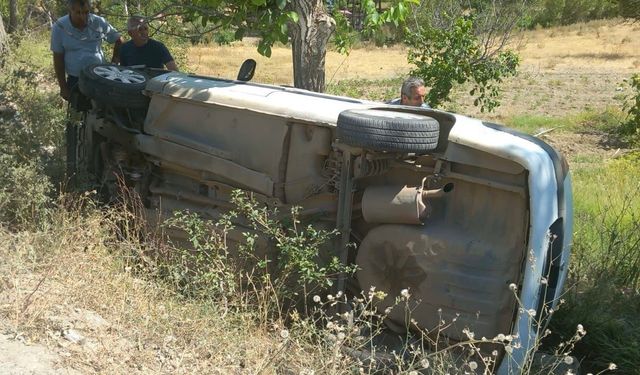 Ekinözü’nde otomobil şarampole devrildi: 1 yaralı