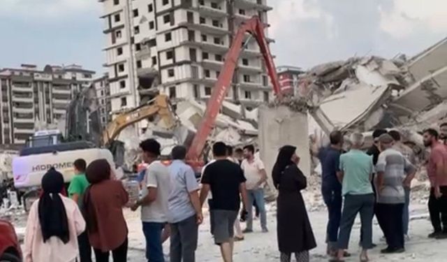 Kahramanmaraş'ta yıkımını yaptığı binanın altında kalan operatör öldü