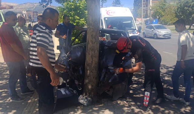 Kahramanmaraş’ta otomobil ağaca çarptı: 1 yaralı