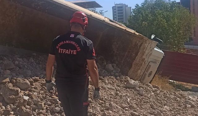 Kahramanmaraş’ta hafriyat yüklü kamyon devrildi: 1 yaralı