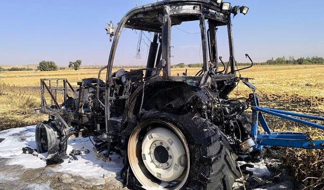 Elbistan’da traktör demir yığınına döndü