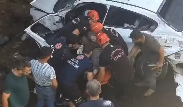Kamyonla çarpışan sürücü otomobiliyle köprüden aşağı düştü