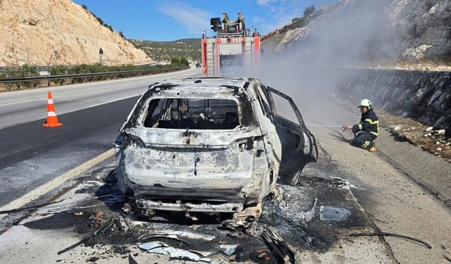 Kahramanmaraş’ta seyir halindeki otomobil alev topuna döndü