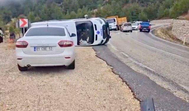 Kahramanmaraş’ta hafif ticari araç ile çarpışan yolcu minibüsü devrildi: 3 yaralı