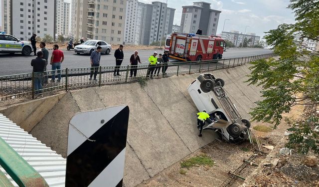 Kahramanmaraş’ta otomobil ile çarpışan hafif ticari araç kanala düştü: 1 yaralı