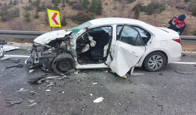 Kahramanmaraş’ta hafif ticari araç ile otomobil çarpıştı: 2 yaralı