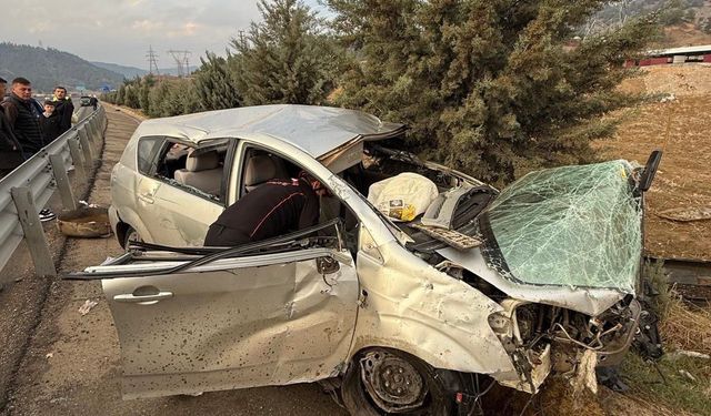 Kahramanmaraş’ta otomobil bariyerlere çarptı: 1’i ağır 2 yaralı