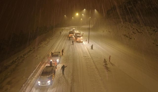 Büyükşehir'den Gece Boyunca Kar Mesaisi