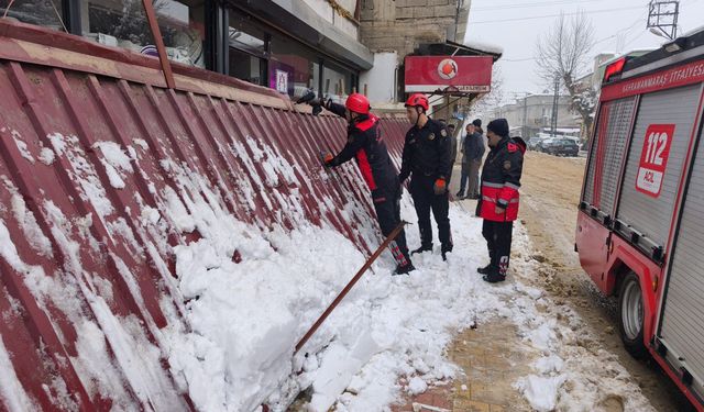 Kahramanmaraş’ta Karın Ağırlığı İşletme Sundurmasını Çökertti