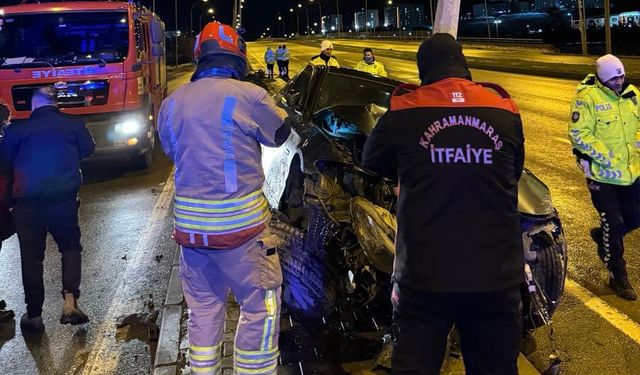 Kahramanmaraş’ta otomobil aydınlatma direğine ok gibi saplandı