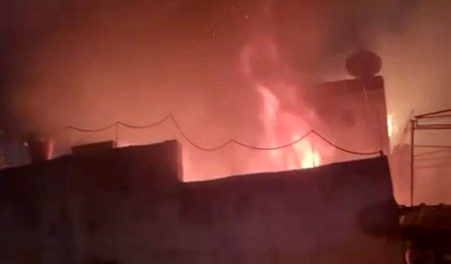 Kahramanmaraş’ta ahşap evde çıkan yangın geceyi gündüze çevirdi