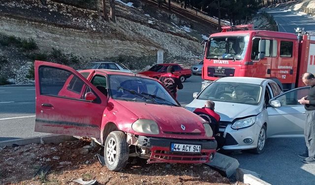 Kahramanmaraş’ta iki otomobil çarpıştı: 2 yaralı
