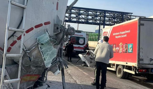 Kahramanmaraş’ta yakıt tankeri ile kamyonet çarpıştı: 1’i ağır 2 yaralı