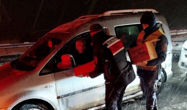 Kahramanmaraş’ta Yolda Kalan Vatandaşlara Jandarma ve Kızılay’dan Destek