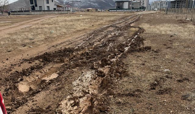 Elbistan’da Çamur Tepkisi