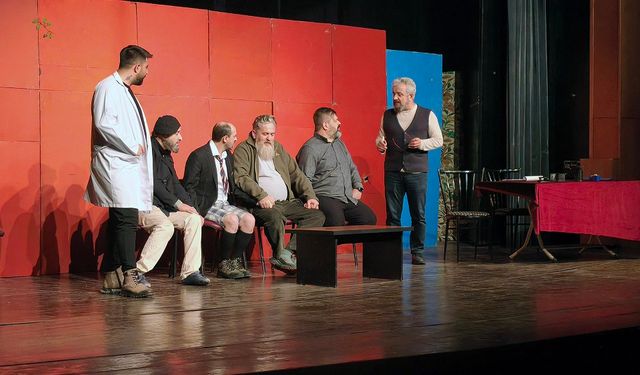 “Deliriyorum Haberin Olsun” Gösterisi Tiyatroseverleri Kahkahaya Boğdu