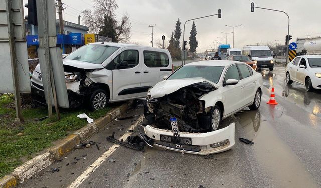 Kahramanmaraş’ta hafif ticari araç ile otomobil çarpıştı: 5 yaralı