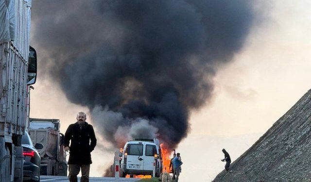 Kahramanmaraş’ta seyir halindeki minibüs alev topuna döndü