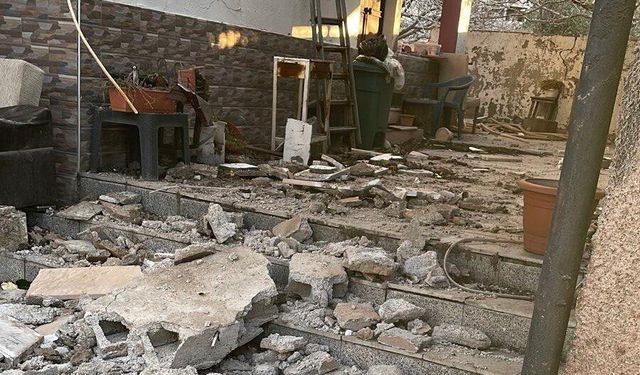 Kahramanmaraş’ta Rüzgar Çatıyı Uçurdu, Yüksek Gerilim Hattı Patladı