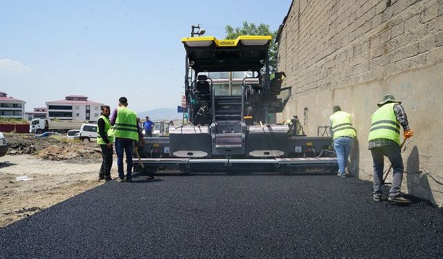Menderes Mahallesi’nde Sıcak Asfalt Serimi Başladı