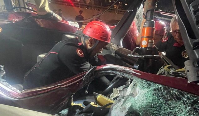 Kahramanmaraş’ta Feci Kaza: Otomobil Direğe Çarptı, 1’i Ağır 2 Yaralı