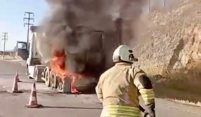 Kahramanmaraş’ta seyir halindeki kamyon alev topuna döndü