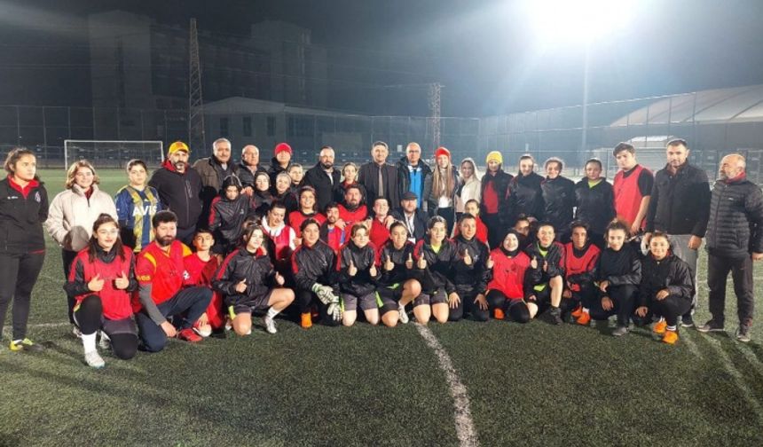 Depremin Merkez Üssünde Bayan Futbolcular Dostluk Maçı 