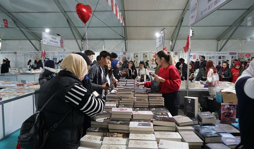 Kahramanmaraş Kitap Fuarı'na Yoğun İlgi Devam Ediyor