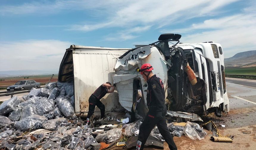Kahramanmaraş otobanda tır devrildi: 1 yaralı