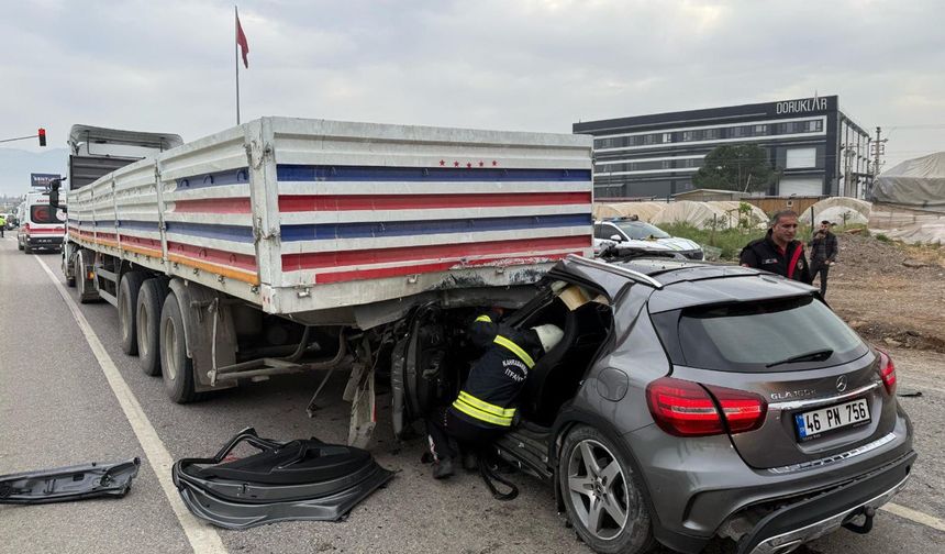 Kahramanmaraş’ta otomobil tıra ok gibi saplandı