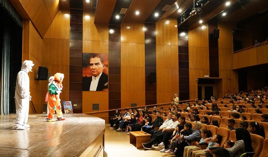 Renkli Kostümler ve Büyük Alkışlar: “Sam ile Julia” Çocuklarla Buluştu
