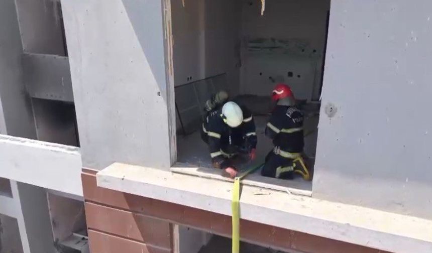 Kahramanmaraş’ta ağır hasarlı binada yangın paniği