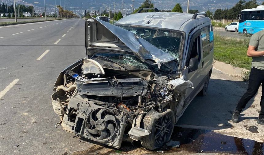 Kahramanmaraş’ta kamyonet ile hafif ticari araç çarpıştı: 3 yaralı