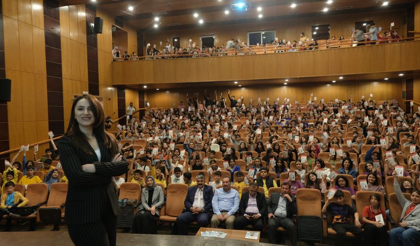 Onikişubat’ta ‘Kelimelerle Örülen Dünyamız’ adlı söyleşi gerçekleşti