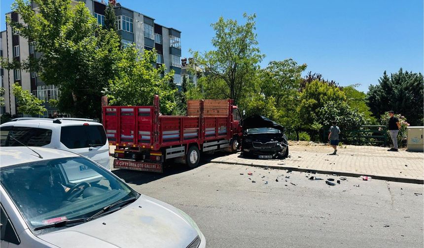 Kahramanmaraş’ta kamyonet araçları biçti