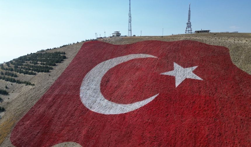 Dünyanın En Büyük Türk Bayrağı, Şehit Aileleri ve Gazilerle Taçlandı