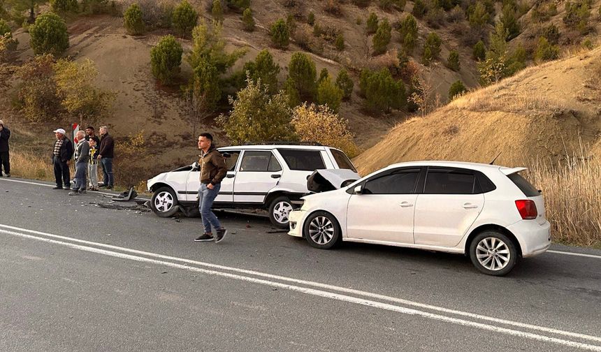 Kahramanmaraş’ta iki otomobil çarpıştı: 5 yaralı