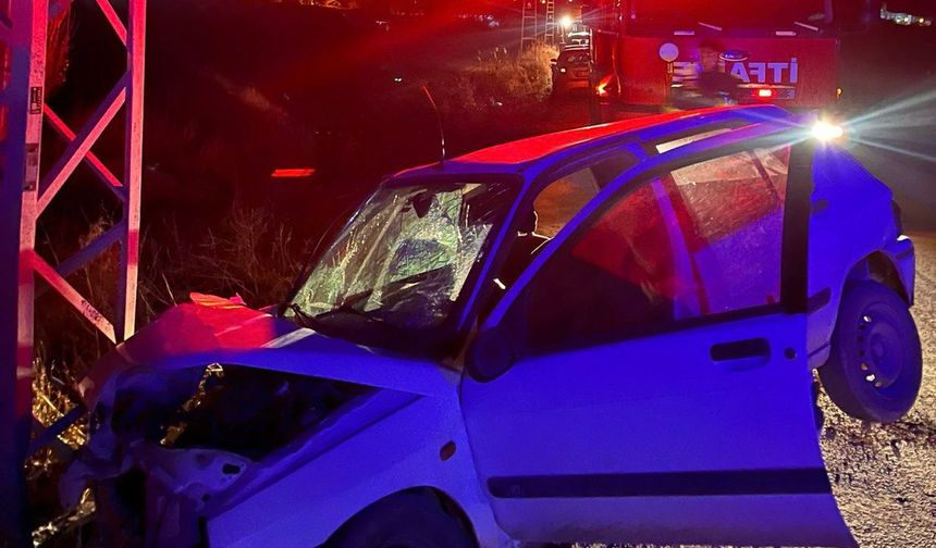 Afşin’de otomobil elektrik direğine çarptı: 1 yaralı