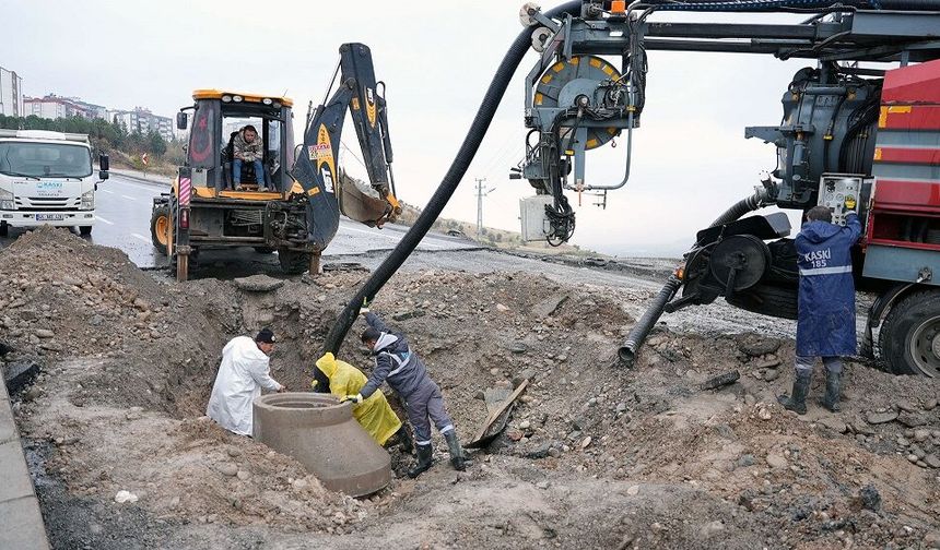 KASKİ Sahada; Sağanak Yağışın İzleri Bir Bir Siliniyor