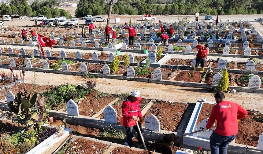 Mezarlıklarda Bakım ve Düzenleme Çalışmaları Sürüyor…